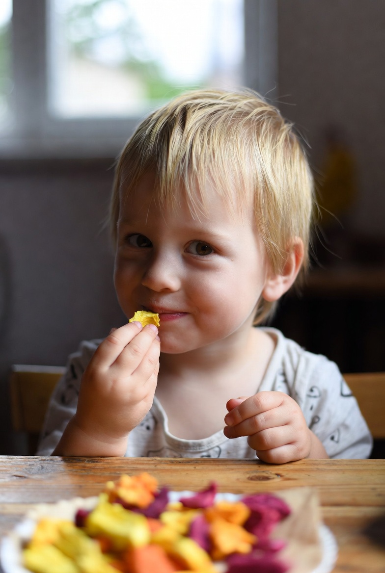 Liofilizado vs deshidratado Crujientes, sabrosas y llenas de nutrientes una forma inteligente de picar para niños y adultos.